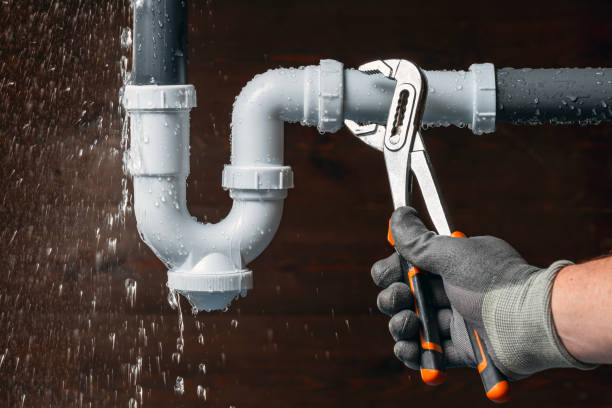 Professional Leak Detection technician working in Alva, FL